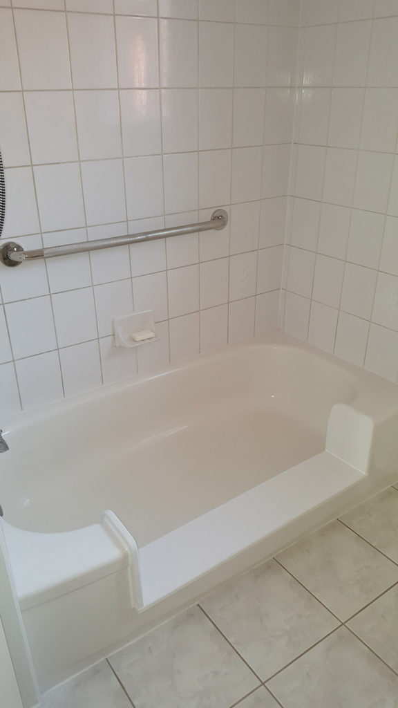 Cut out in bathtub for improved bathroom safety